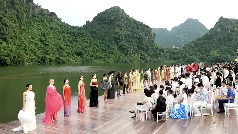Thời trang Việt ấn tượng giữa lòng di sản thế giới Tràng An