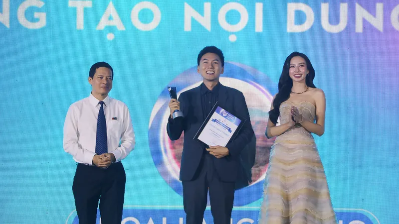 Khoai Lang Thang nhận cú đúp Giải thưởng các Nhà sáng tạo nội dung số Việt Nam 2024