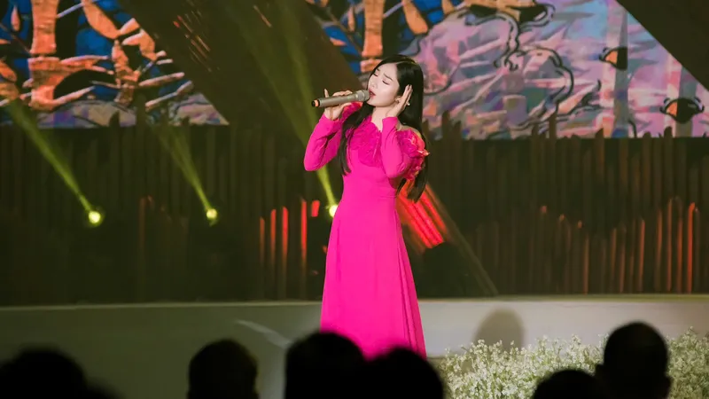 Quán quân Giọng ca vàng bolero - ca sĩ My Phôn: “Tôi biết ơn NSND Tạ Minh Tâm”