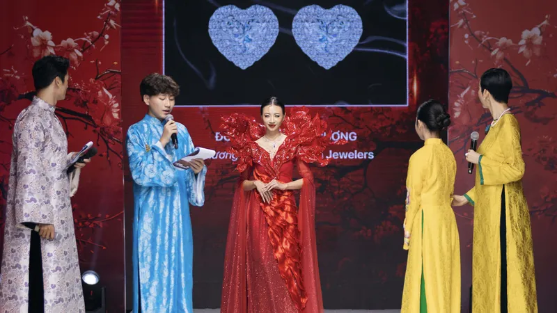 Hoa hậu Vanessa Vũ Tường Vân đồng hành người mẫu Xuân Lan hỗ trẻ em mắc bệnh hiểm nghèo