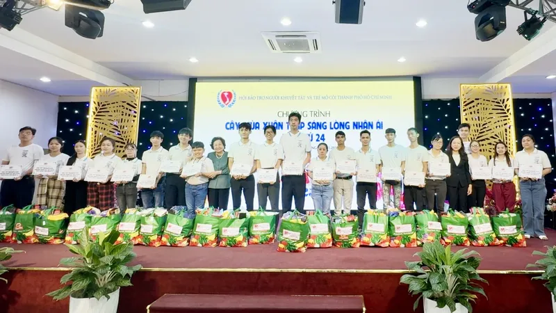 Trao quà tết cho 1.700 người khuyết tật và trẻ em mồ côi tại TPHCM