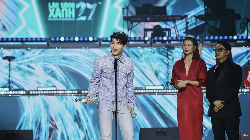 Rapper HIEUTHUHAI thắng cú đúp Giải thưởng Làn Sóng Xanh 2024