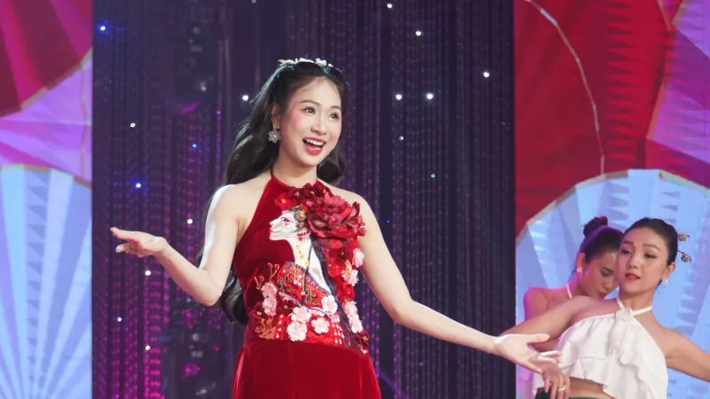 Ca sĩ Lê Thu Hiền rộn ràng cùng “Nô nức ngày đón xuân”