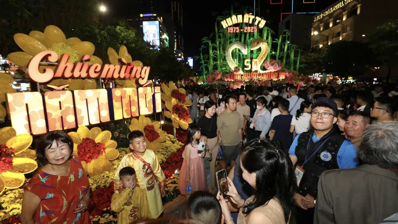 Người dân TPHCM nô nức chờ đón giao thừa Tết Nguyên Đán Ất Tỵ 2025