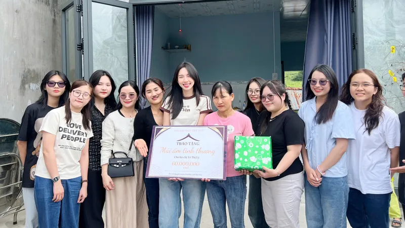 Hoa hậu Nguyễn Thúc Thùy Tiên cùng người hâm mộ trao nhà tình thương tại Phú Yên