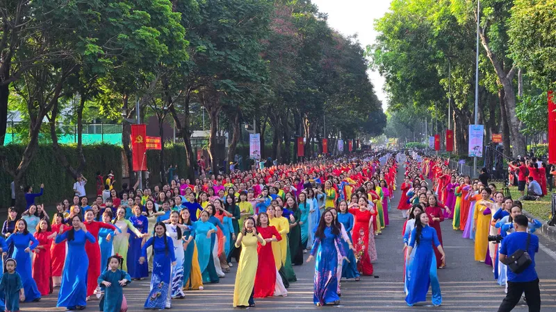 Hơn 50.000 người đồng diễn dân vũ áo dài tại TPHCM