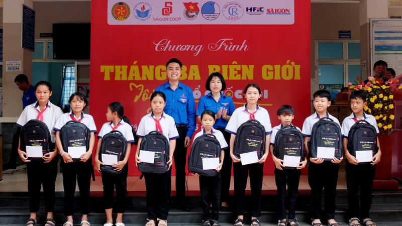Mang yêu thương về biên giới