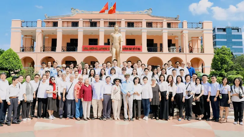 Đoàn văn nghệ sĩ TPHCM “Theo dấu chân cuộc Tổng tiến công và nổi dậy mùa Xuân năm 1975”