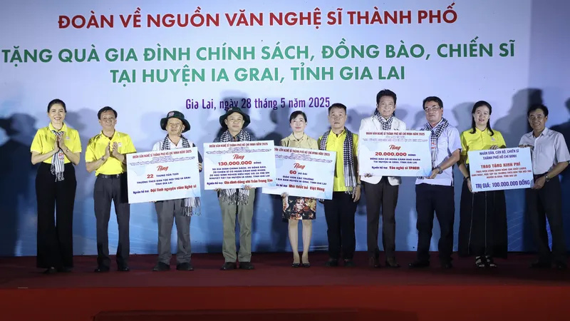Hơn 100 văn nghệ sĩ TPHCM giao lưu nghệ thuật, tặng quà người dân, chiến sĩ tại Gia Lai