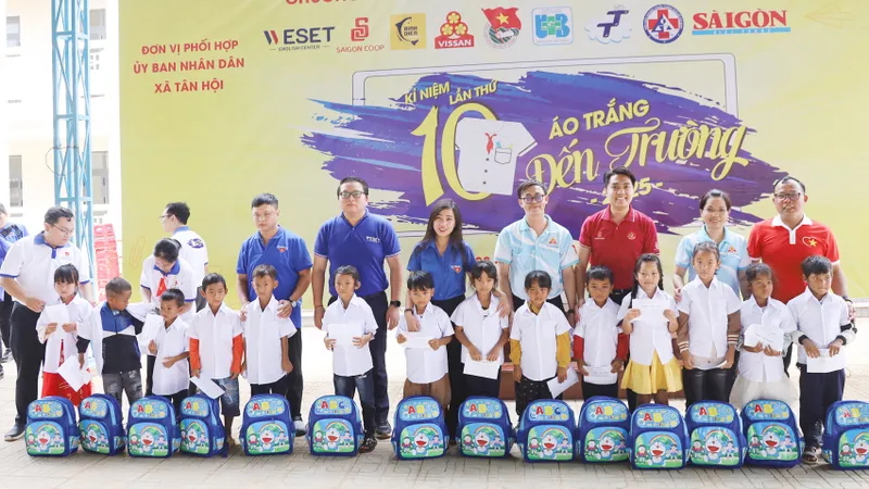 Trao yêu thương cho học sinh Lâm Đồng trước thềm năm học mới