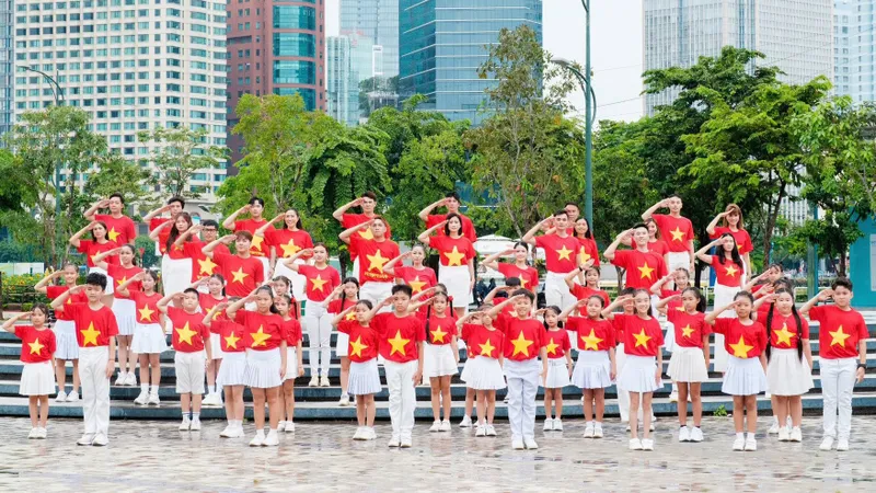 80 nghệ sĩ tự hào hòa giọng “Kiếp sau vẫn là người Việt Nam”