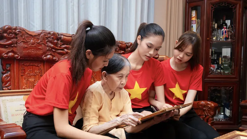 Thí sinh Vietnam’s Next Top Model kể chuyện thanh niên Việt Nam bằng video ngắn