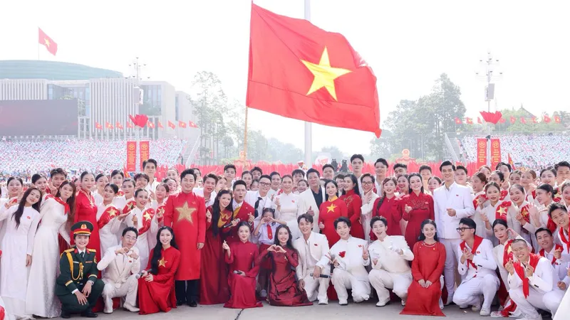 Các nghệ sĩ tự hào cất vang hai tiếng Việt Nam