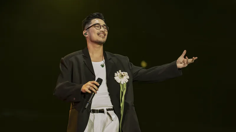 Vũ. phát hành concert film, công bố tour diễn quốc tế