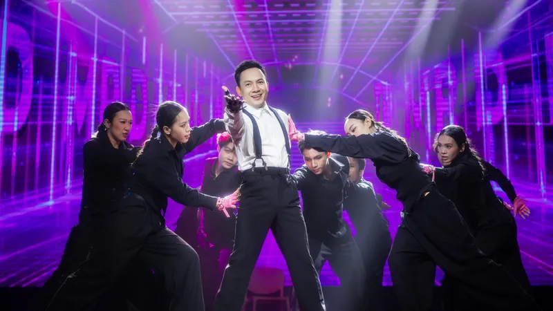 Đinh Tiến Đạt diễn live ca khúc mới trong họp mặt người hâm mộ
