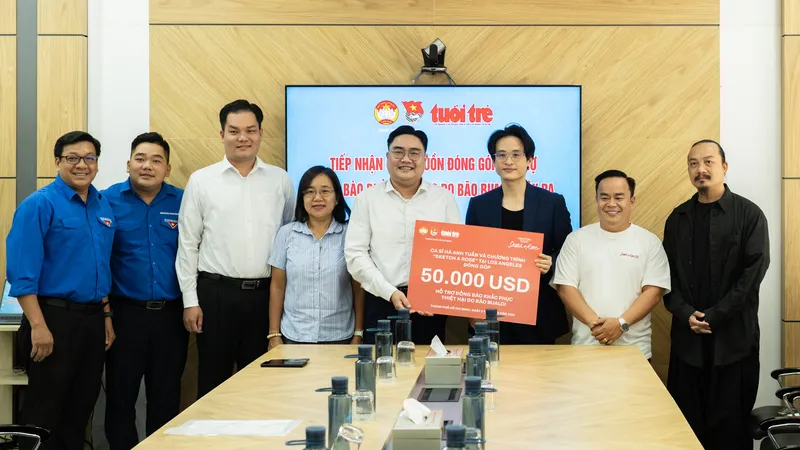 Ca sĩ Hà Anh Tuấn và ê-kíp chương trình “Sketch A Rose” trao hơn 1,3 tỷ đồng ủng hộ đồng bào bị bão lũ