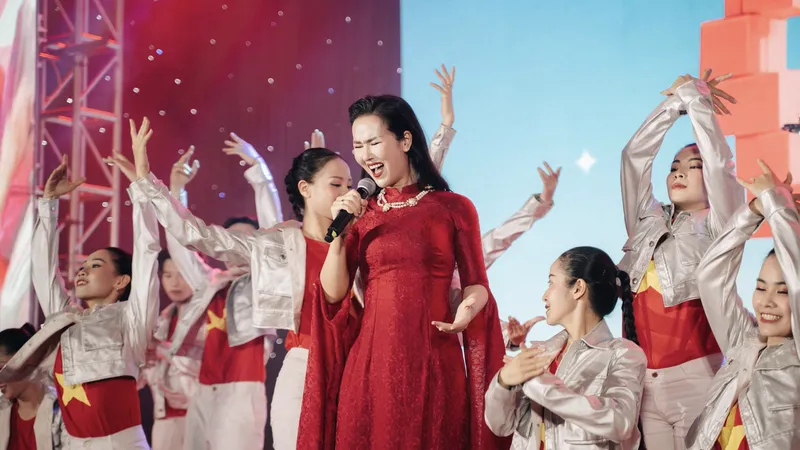 Võ Hạ Trâm ra mắt ca khúc “Triệu triệu con tim”