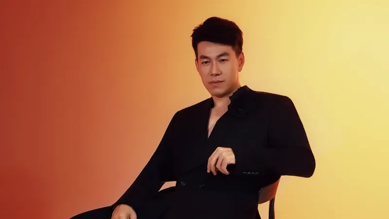 Hồ Trung Dũng trích một phần lợi nhuận bán album "Alive" ủng hộ đồng bào miền Trung