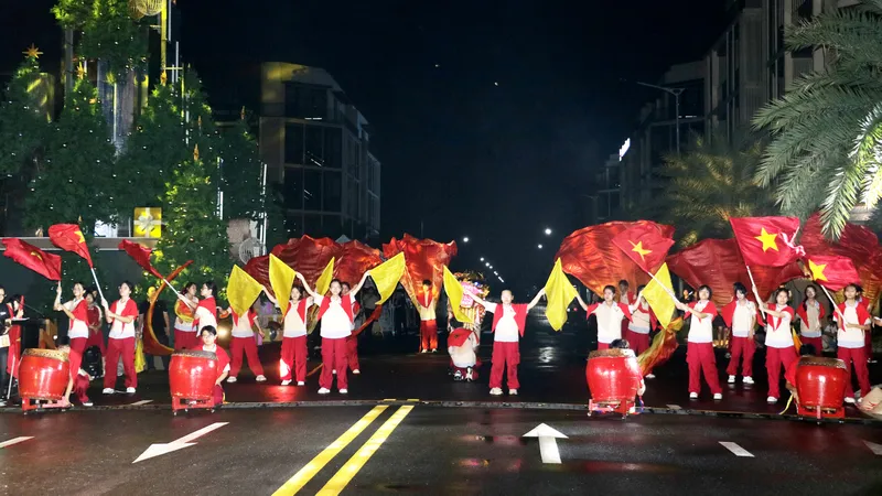 Khai mạc “Light Up Festive - Bình Trưng 2025”, thắp sáng mùa lễ hội