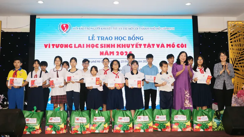 Chăm lo tết cho học sinh mồ côi, khuyết tật