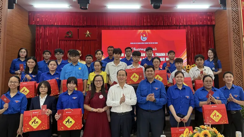 Đoàn các cơ quan Đảng TPHCM tặng quà tết đến đoàn viên, thanh niên khó khăn