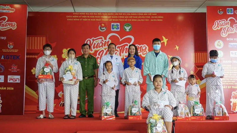 Mang “Xuân yêu thương” đến bệnh nhi khó khăn