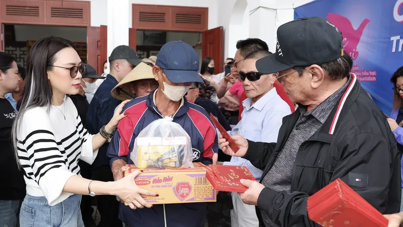 Mỹ Tâm tặng 1.000 phần quà tết cho người dân có hoàn cảnh khó khăn
