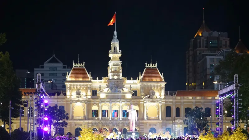 Người dân TPHCM nô nức đón năm mới Bính Ngọ