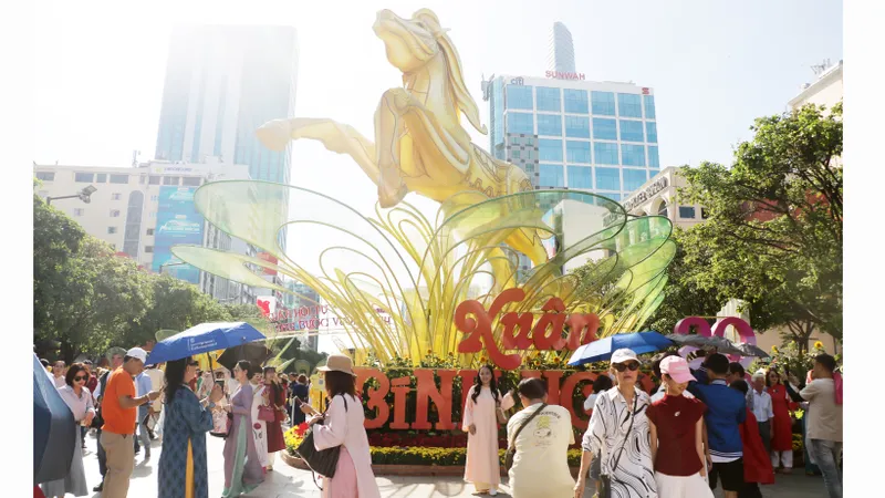 Người dân TPHCM rộn ràng du xuân