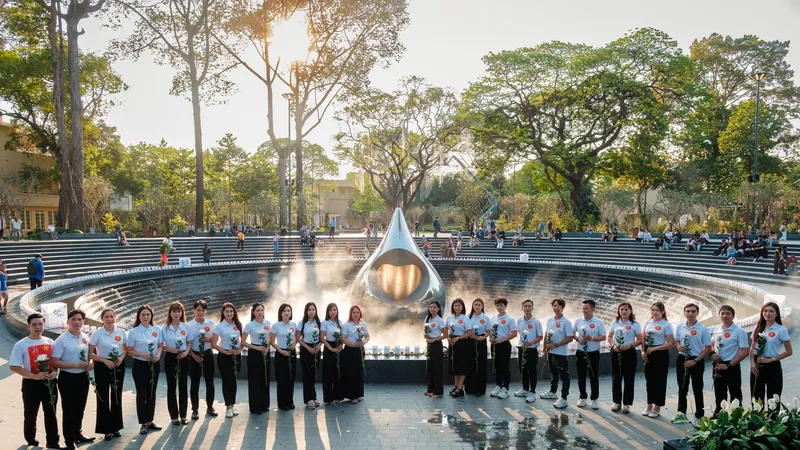 Nghệ sĩ TPHCM tưởng niệm nạn nhân Covid-19 tại Công viên số 1 Lý Thái Tổ