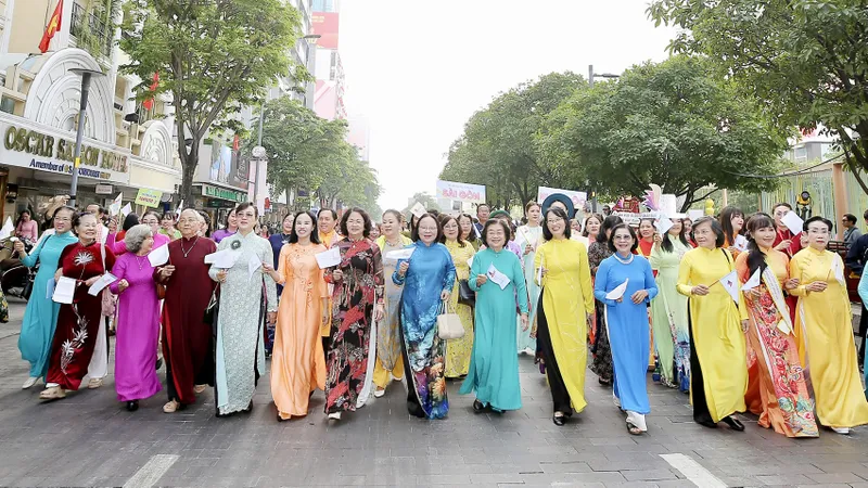 Hơn 58.000 người đồng diễn áo dài tại TPHCM