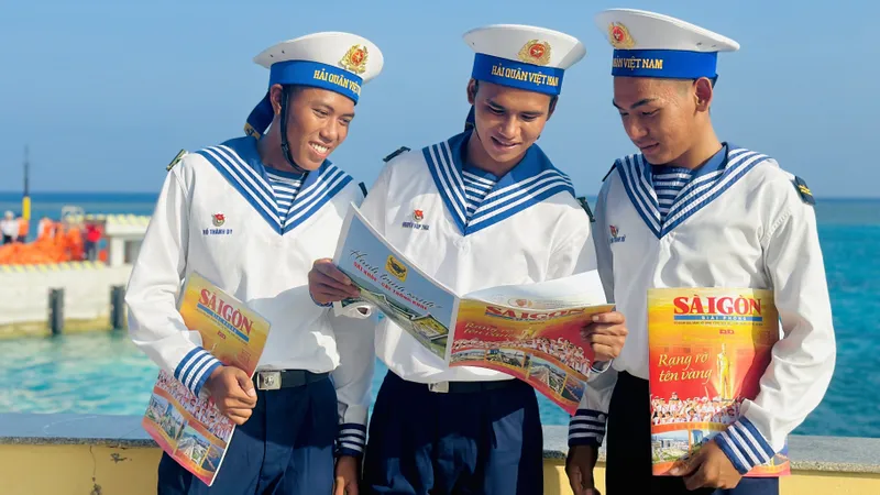 Đặc san 30-4-2026 Báo Sài Gòn Giải Phóng đến với chiến sĩ Trường Sa, nhà giàn DK1