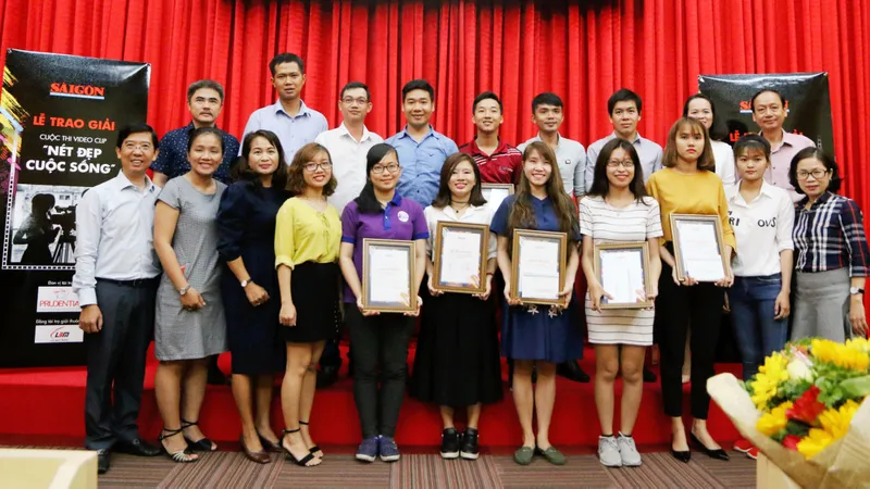 Ban tổ chức cuộc thi “Nét đẹp cuộc sống” và các tác giả có các tác phẩm đoạt giải. Ảnh: TIỂU TÂN 