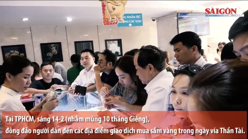 Sắm vàng lấy may trong ngày vía Thần Tài tại TPHCM