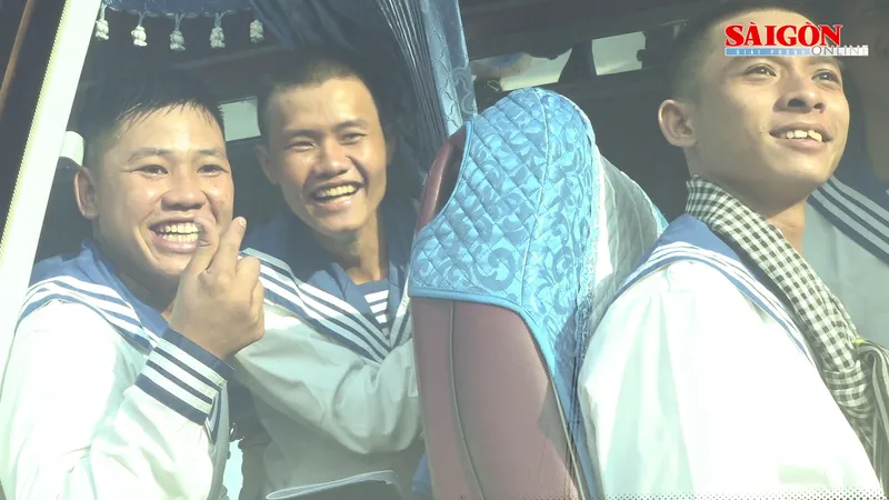 Tuổi trẻ TPHCM tự hào nhập ngũ