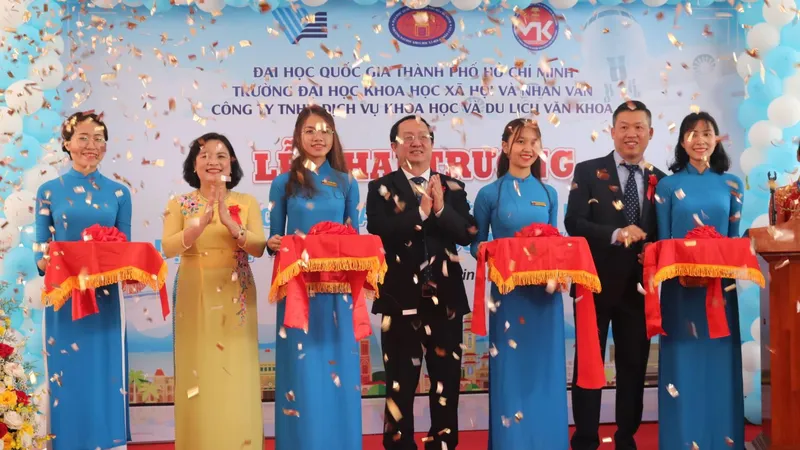Cắt băng khai trương Công ty TNHH Dịch vụ Khoa học và Du lịch Văn khoa 