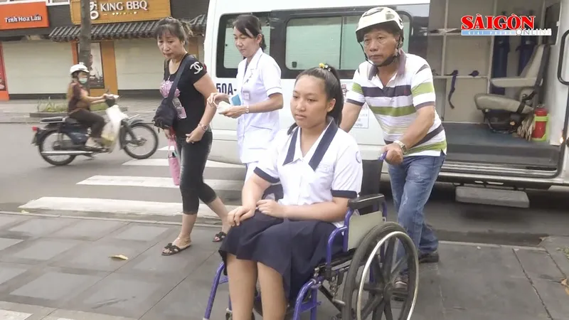 Clip: Vừa mổ xong, nữ sinh giàu nghị lực đi thi bằng xe cấp cứu