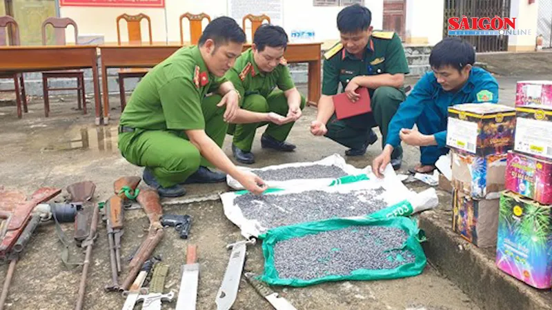 Tiêu hủy hàng trăm khẩu súng, đao kiếm các loại
