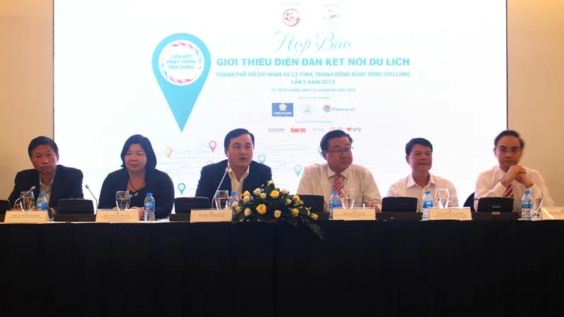 Ban tổ chức thông tin giới thiệu nội dung diễn đàn tại họp báo chiều 14-8. Ảnh: PHONG LAM
