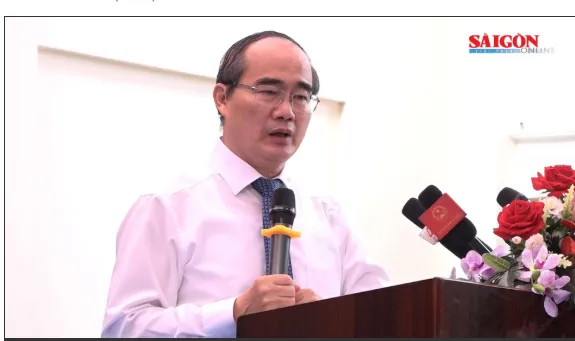 Bí thư Thành ủy TPHCM Nguyễn Thiện Nhân đánh trống khai giảng năm học mới