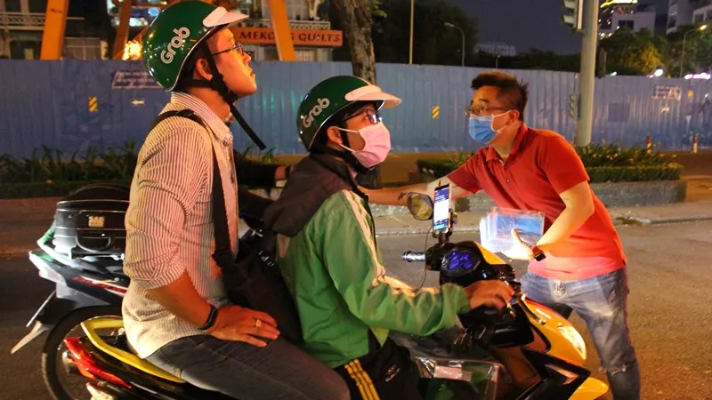 Nhóm bạn trẻ TPHCM phát miễn phí 1.000 chiếc khẩu trang cho người đi đường