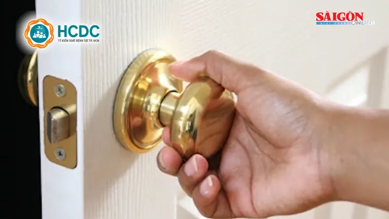 Phòng dịch Covid-19: Không chạm tay vào vật dụng tiềm ẩn nguồn lây bệnh