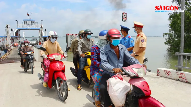 TPHCM tăng cường tuyên truyền phòng chống dịch Covid-19 ở bến phà