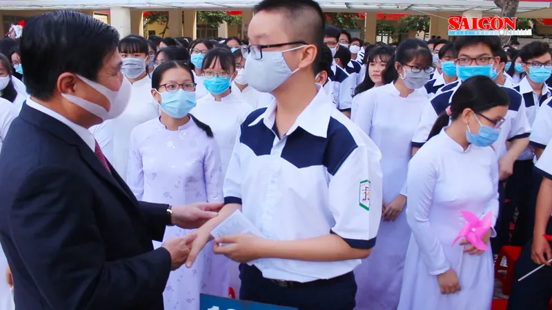 Chủ tịch UBND TPHCM Nguyễn Thành Phong đánh trống khai giảng tại trường THPT Mạc Đĩnh Chi
