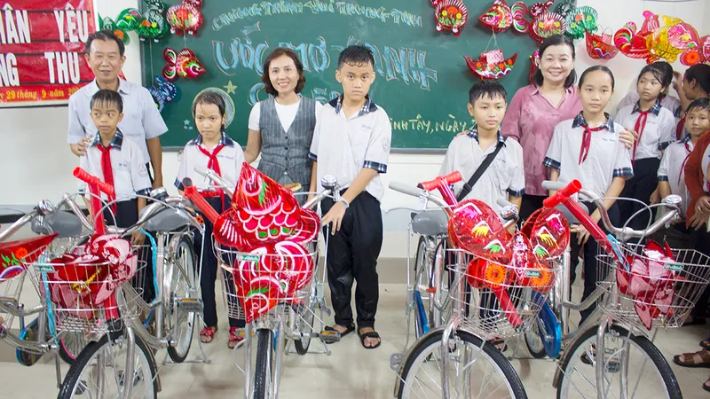 Báo SGGP tặng quà trung thu và xe đạp cho học sinh vùng sâu ở Long An