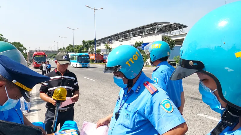 Gần tết xe dù lại rầm rộ, thanh tra vào cuộc xử phạt mạnh 
