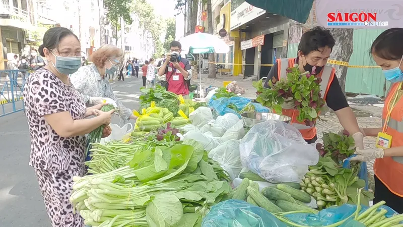 Phiên chợ dã chiến ở khu phố xanh 