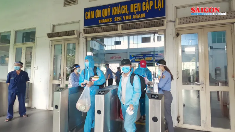 Thai phụ, người già được miễn phí trên chuyến tàu chuyên biệt trở về quê