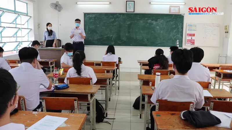 Hơn 500.000 học sinh khối 7, 8, 10, 11 ở TPHCM trở lại trường học trực tiếp, ôn tập kiểm tra học kỳ 1