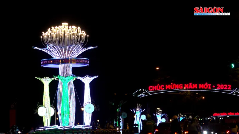 Đường phố trung tâm TPHCM bừng sáng đèn tết